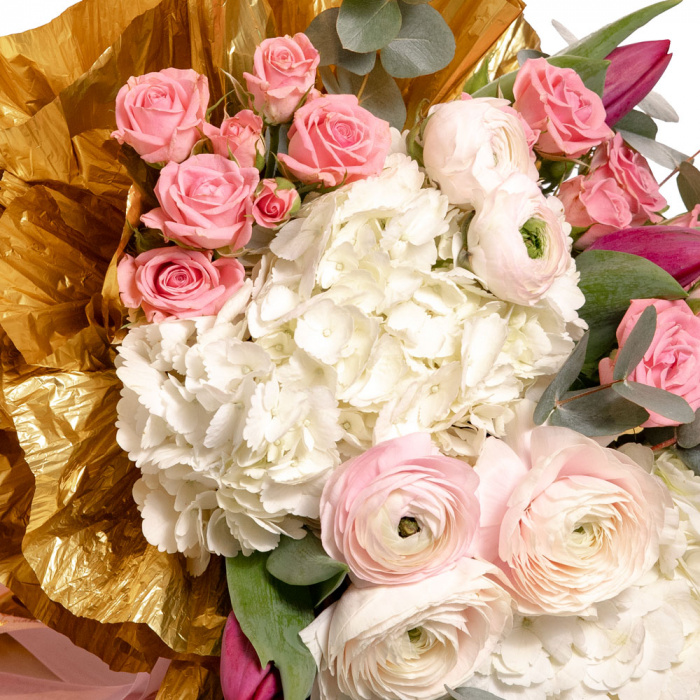 Buchet cu ranunculus, hortensii si minirosa – imaginea 2