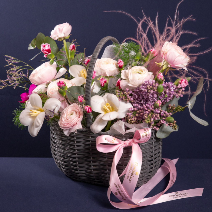 Cos cu ranunculus si liliac