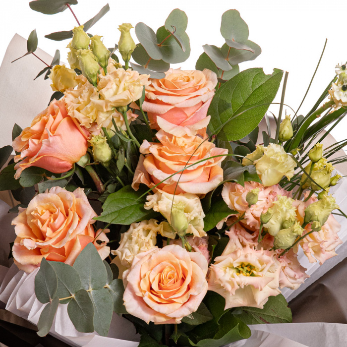 Detaliu de aproape cu florile din Buchet trandafiri portocalii, varianta Deluxe, compus din 5 trandafiri portocalii, 2 ornitogalum, 3 eustoma somon, 2 eucalipt, 3 salal, 3 beargrass.