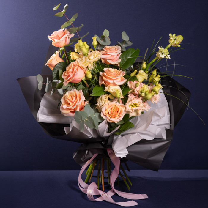 Proportia si dimensiunea pentru Buchet trandafiri portocalii, varianta Premium, compus din 7 trandafiri portocalii, 2 ornitogalum, 3 eustoma somon, 2 eucalipt, 3 salal, 3 beargrass.