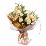 Vedere de ansamblu a produsului Buchet cu trandafiri albi Elegance, varianta Standard, compus din 3 trandafiri albi, 3 lalele albe, 3 eustoma somon, 1 eucalipt, 2 beargrass, 2 ruscus mare.