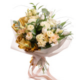Vedere de ansamblu a produsului Buchet cu trandafiri albi Elegance, varianta Deluxe, compus din 3 trandafiri albi, 6 lalele albe, 3 eustoma somon, 1 eucalipt, 2 beargrass, 2 ruscus mare.