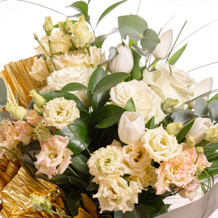 Detaliu de aproape cu florile din Buchet cu trandafiri albi Elegance, varianta Deluxe, compus din 3 trandafiri albi, 6 lalele albe, 3 eustoma somon, 1 eucalipt, 2 beargrass, 2 ruscus mare.
