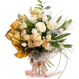 Vedere de ansamblu a produsului Buchet cu trandafiri albi Elegance, varianta Premium, compus din 3 trandafiri albi, 9 lalele albe, 3 eustoma somon, 1 eucalipt, 2 beargrass, 2 ruscus mare.
