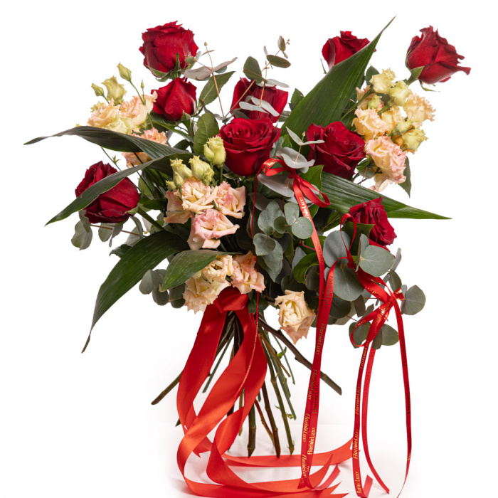 Vedere de ansamblu a produsului Buchet romantic trandafiri With You, varianta Premium, compus din 3 eustoma somon, 9 trandafiri rosii, 2 eucalipt, 4 salal si 3 aspidistra.