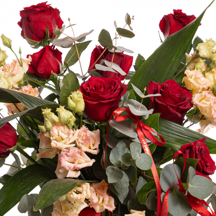 Detaliu de aproape cu florile din Buchet romantic trandafiri With You, varianta Premium, compus din 3 eustoma somon, 9 trandafiri rosii, 2 eucalipt, 4 salal si 3 aspidistra.