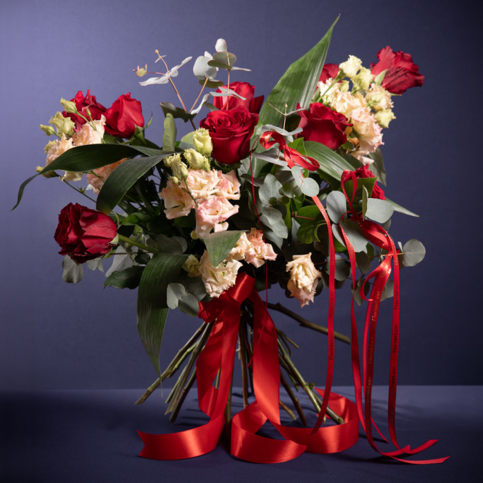 Proportia si dimensiunea pentru Buchet romantic trandafiri With You, varianta Premium, compus din 3 eustoma somon, 9 trandafiri rosii, 2 eucalipt, 4 salal si 3 aspidistra.