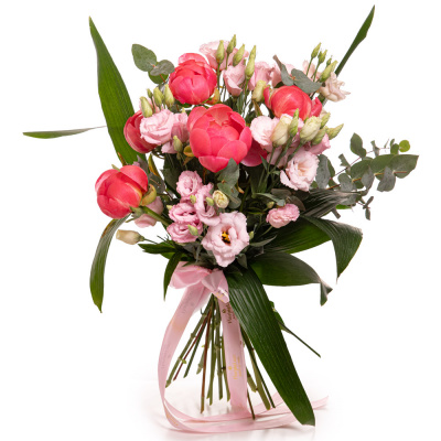 Vedere de ansamblu a produsului Buchet cu bujori corai Sweet Bloom, varianta Premium, compus din 5 bujori corai, 4 eustoma roz, 2 eucalipt, 3 aspidistra.