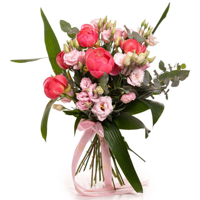 Vedere de ansamblu a produsului Buchet cu bujori corai Sweet Bloom, varianta Premium, compus din 5 bujori corai, 4 eustoma roz, 2 eucalipt, 3 aspidistra.