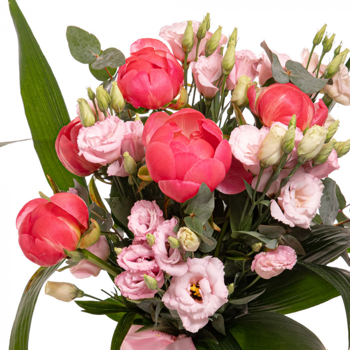 Detaliu de aproape cu florile din Buchet cu bujori corai Sweet Bloom, varianta Premium, compus din 5 bujori corai, 4 eustoma roz, 2 eucalipt, 3 aspidistra.