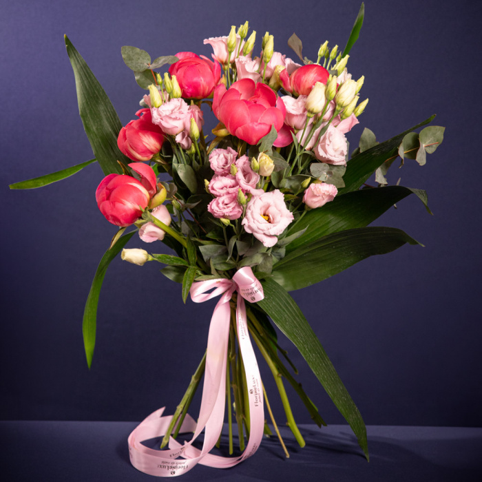 Proportia si dimensiunea pentru Buchet cu bujori corai Sweet Bloom, varianta Premium, compus din 5 bujori corai, 4 eustoma roz, 2 eucalipt, 3 aspidistra.