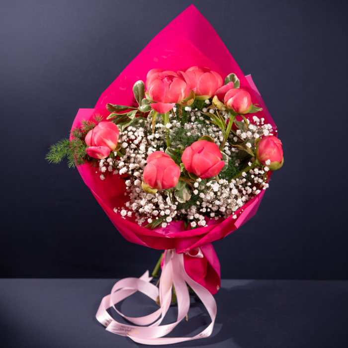 Proportia si dimensiunea pentru Buchet cu bujori 'Coral Kiss', varianta Premium, compus din 7 bujori corai, 3 gypsophila, 3 asparagus umbelatus si 1 pittosporum.