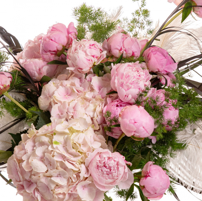 Detaliu de aproape cu florile din Buchet cu bujori si hortensii 'Blush Fantasy', varianta Premium, compus din 19 bujori roz, 4 crengute de asparagus umbelatus, 2 pene shishi, 5 frunze de cordyline si 3 hortensii roz
