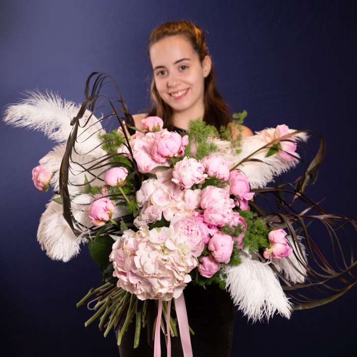 Proportia si dimensiunea pentru Buchet cu bujori si hortensii 'Blush Fantasy', varianta Premium, compus din 19 bujori roz, 4 crengute de asparagus umbelatus, 2 pene shishi, 5 frunze de cordyline si 3 hortensii roz