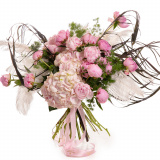 Vedere de ansamblu a produsului Buchet cu bujori si hortensii 'Blush Fantasy', varianta Premium, compus din 19 bujori roz, 4 crengute de asparagus umbelatus, 2 pene shishi, 5 frunze de cordyline si 3 hortensii roz
