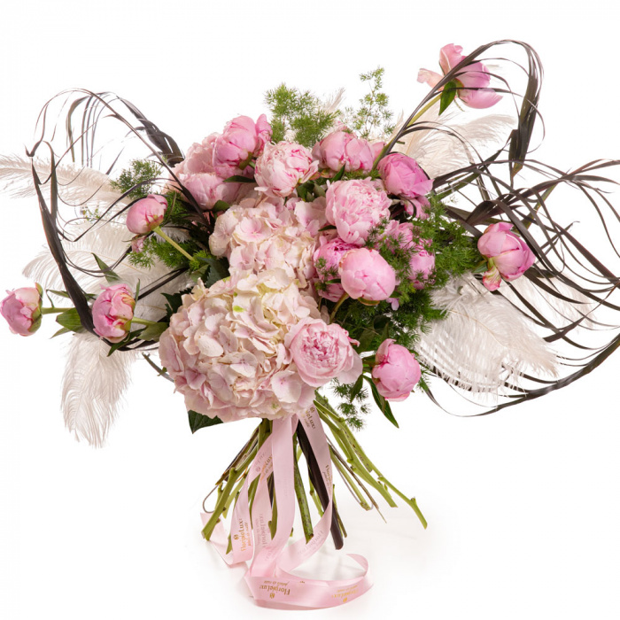 Vedere de ansamblu a produsului Buchet cu bujori si hortensii 'Blush Fantasy', varianta Premium, compus din 19 bujori roz, 4 crengute de asparagus umbelatus, 2 pene shishi, 5 frunze de cordyline si 3 hortensii roz