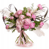 Vedere de ansamblu a produsului Buchet cu bujori si hortensii 'Blush Fantasy', varianta Deluxe, compus din 17 bujori roz, 4 crengute de asparagus umbelatus, 2 pene shishi, 4 frunze de cordyline si 2 hortensii roz