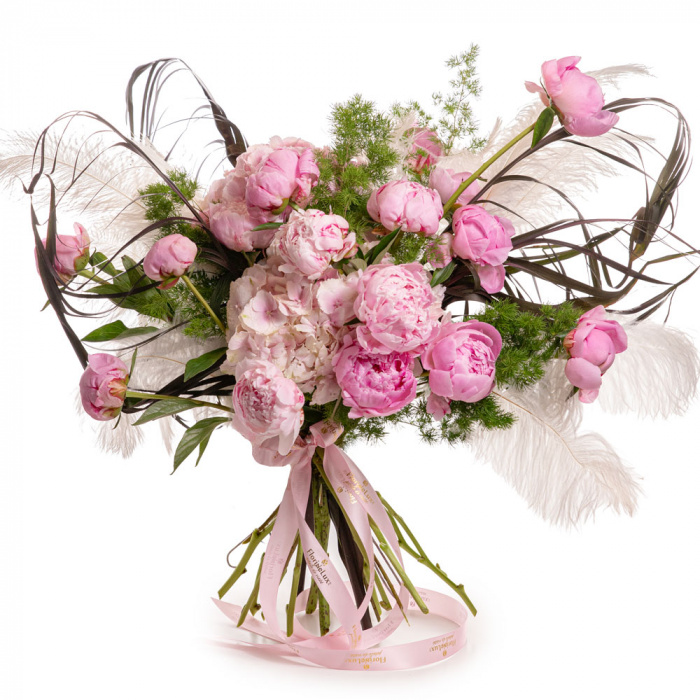 Vedere de ansamblu a produsului Buchet cu bujori si hortensii 'Blush Fantasy', varianta Deluxe, compus din 17 bujori roz, 4 crengute de asparagus umbelatus, 2 pene shishi, 4 frunze de cordyline si 2 hortensii roz