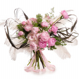 Vedere de ansamblu a produsului Buchet cu bujori si hortensii 'Blush Fantasy', varianta Standard, compus din 13 bujori roz, 4 crengute de asparagus umbelatus, 2 pene shishi, 4 frunze de cordyline si 2 hortensii roz