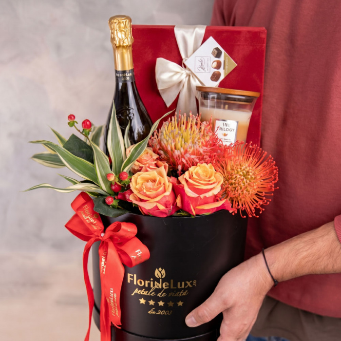 Cutie cu flori exotice in aranjament elegant – imaginea 3
