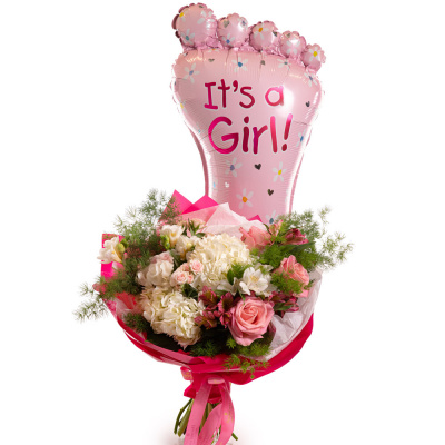 Vedere de ansamblu a produsului Buchet de flori pentru nou-nascut "It's a Girl", varianta Standard, compus din 5 fire de asparagus umbelatus, 2 hortensii albe, 2 trandafiri ramificati roz, 4 fire de alstroemeria, 3 frezii albe si 3 trandafiri roz