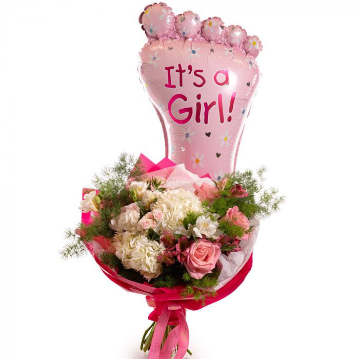 Vedere de ansamblu a produsului Buchet de flori pentru nou-nascut "It's a Girl", varianta Standard, compus din 5 fire de asparagus umbelatus, 2 hortensii albe, 2 trandafiri ramificati roz, 4 fire de alstroemeria, 3 frezii albe si 3 trandafiri roz