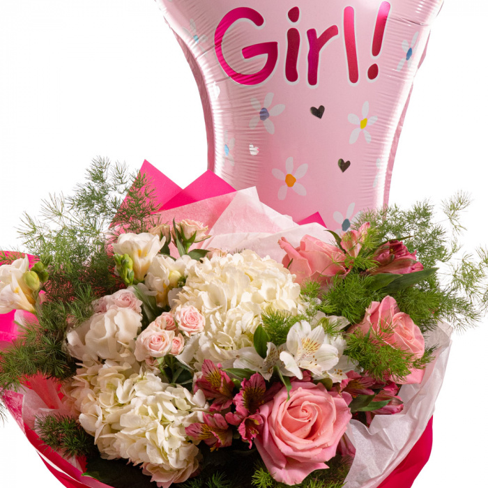 Detaliu de aproape cu florile din Buchet de flori pentru nou-nascut "It's a Girl", varianta Standard, compus din 5 fire de asparagus umbelatus, 2 hortensii albe, 2 trandafiri ramificati roz, 4 fire de alstroemeria, 3 frezii albe si 3 trandafiri roz