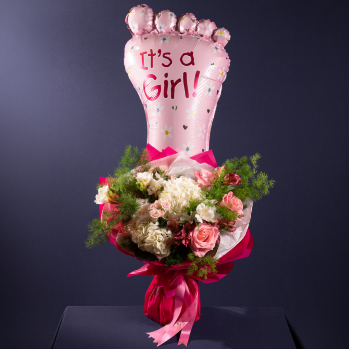 Perspectiva cu florile din Buchet de flori pentru nou-nascut "It's a Girl", varianta Standard, compus din 5 fire de asparagus umbelatus, 2 hortensii albe, 2 trandafiri ramificati roz, 4 fire de alstroemeria, 3 frezii albe si 3 trandafiri roz