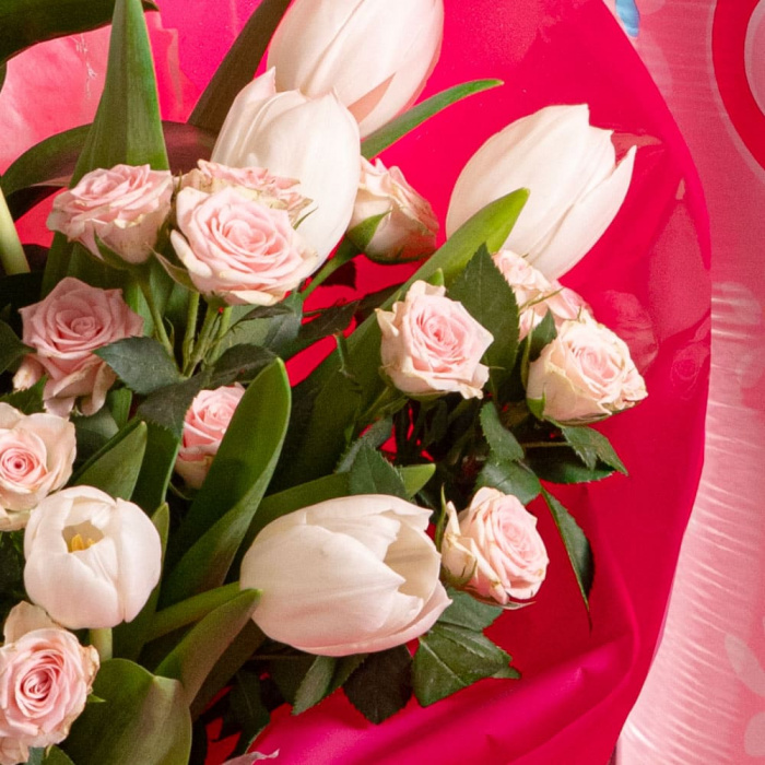 Detaliu de aproape cu florile din Cadou nou-nascut fetita- Buchet, Balon si Ursulet, varianta Standard, compusa din 13 lalele albe, 3 trandafiri ramificati roz si 3 crengute de ruscus mare