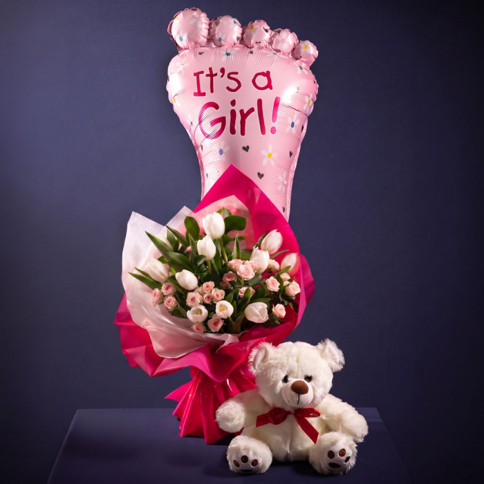 Detaliu de aproape cu florile din Cadou nou-nascut fetita- Buchet, Balon si Ursulet, varianta Standard, compusa din 13 lalele albe, 3 trandafiri ramificati roz si 3 crengute de ruscus mare