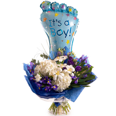 Vedere de ansamblu a produsului Buchet de flori pentru nou-nascut "It's a Boy", varianta Standard, compusa din 2 hortensii albe, 3 flori de lisianthus mov, 5 fire de beargrass, 4 crengute de eucalipt, 9 irisi, 2 frunze de monstera, 2 frezii albe, 5 lalele albe si 1 balon picior.