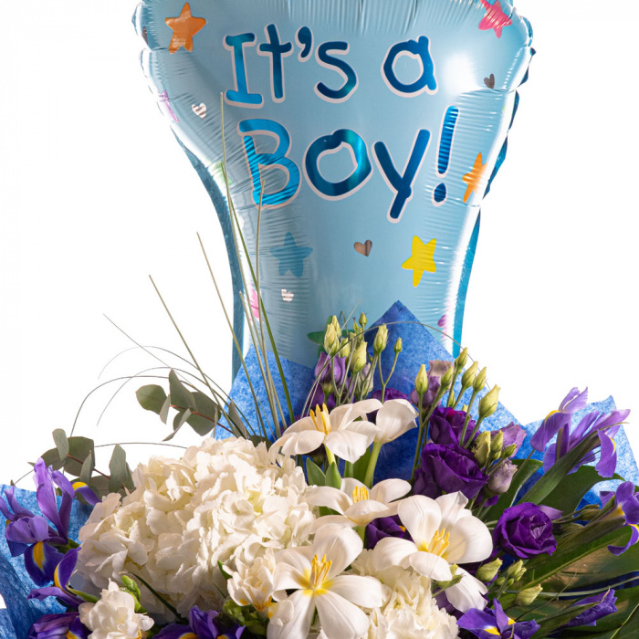 Detaliu de aproape cu florile din Buchet de flori pentru nou-nascut "It's a Boy", varianta Standard, compusa din 2 hortensii albe, 3 flori de lisianthus mov, 5 fire de beargrass, 4 crengute de eucalipt, 9 irisi, 2 frunze de monstera, 2 frezii albe, 5 lalele albe si 1 balon picior.