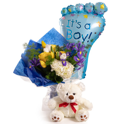Vedere de ansamblu a produsului Cadou nou-nascut baiat- Buchet, Balon si Ursulet, varianta Standard, compusa din 5 irisi, 1 hortensie alba, 3 lalele galbene, 4 lalele albe, 2 crengute de asparagus si 3 trandafiri galbeni