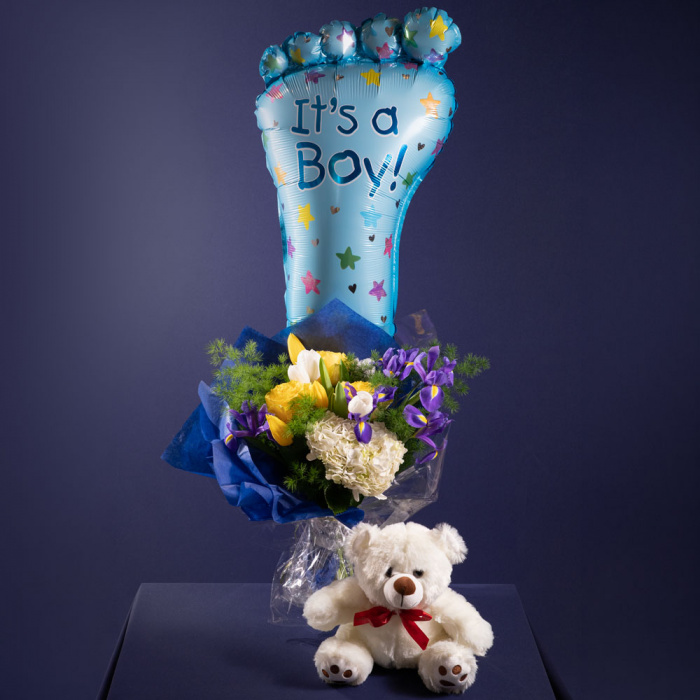 Perspectiva cu florile din Cadou nou-nascut baiat- Buchet, Balon si Ursulet, varianta Standard, compusa din 5 irisi, 1 hortensie alba, 3 lalele galbene, 4 lalele albe, 2 crengute de asparagus si 3 trandafiri galbeni