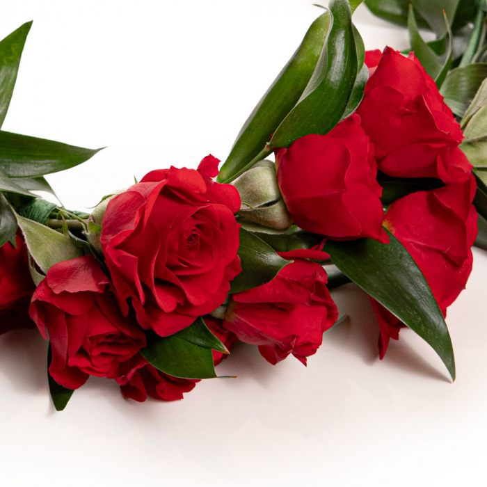 Detaliu de aproape cu florile din Coronita de premiere cu trandafiri rosii, varianta Standard, compusa din 3 trandafiri ramificati rosii si 1 ruscus mic