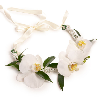 Vedere de ansamblu a produsului Coronita cu orhidee albe, varianta Standard, compusa din o jumatate de fir de orhidee phalaenopsis si o crenguta de ruscus mic