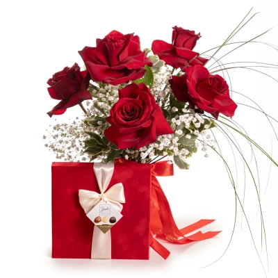 Vedere de ansamblu a produsului Buchet cu trandafiri rosii si ciocolata, varianta Standard, compus din 1 cutie de praline de ciocolata belgiana Hamlet Velvet, 5 trandafiri rosii, 3 fire de gypsophila, 5 fire de beargrass si 2 crengute de pittosporum.