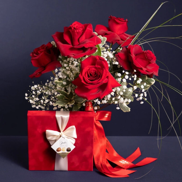 Perspectiva cu florile din Buchet cu trandafiri rosii si ciocolata, varianta Standard, compus din 1 cutie de praline de ciocolata belgiana Hamlet Velvet, 5 trandafiri rosii, 3 fire de gypsophila, 5 fire de beargrass si 2 crengute de pittosporum.