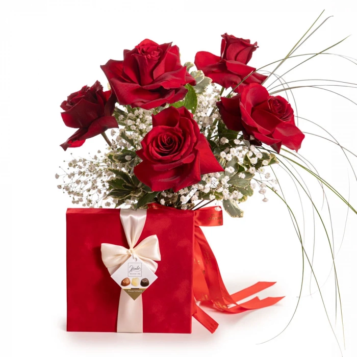 Vedere de ansamblu a produsului Buchet cu trandafiri rosii si ciocolata, varianta Standard, compus din 1 cutie de praline de ciocolata belgiana Hamlet Velvet, 5 trandafiri rosii, 3 fire de gypsophila, 5 fire de beargrass si 2 crengute de pittosporum.
