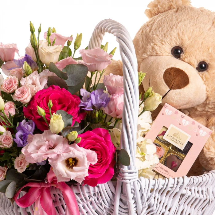 Detaliu de aproape cu florile din Cos cadou Zambete Insorite, varianta Standard, compusa din 3 eustoma roz, 2 trandafiri ramificati roz, 3 crengute de eucalipt, 2 hortensii albe, 3 trandafiri Pink Floyd, 3 frezii mov