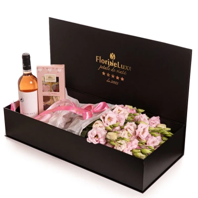 Vedere de ansamblu a produsului Cutie cadou Sweet Luxury: flori, ciocolata si vin, varianta Standard, compusa din 9 eustoma roz, o sticla de vin rose Corcova si praline cu trufe Lauenstein