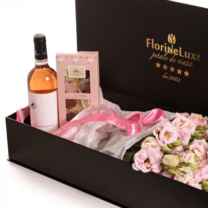 Detaliu de aproape cu florile din Cutie cadou Sweet Luxury: flori, ciocolata si vin, varianta Standard, compusa din 9 eustoma roz, o sticla de vin rose Corcova si praline cu trufe Lauenstein