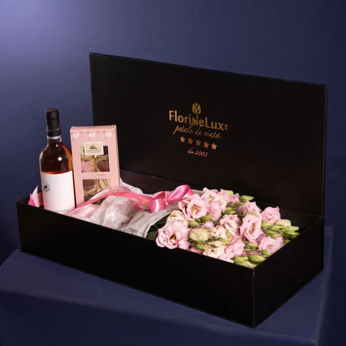 Perspectiva cu florile din Cutie cadou Sweet Luxury: flori, ciocolata si vin, varianta Standard, compusa din 9 eustoma roz, o sticla de vin rose Corcova si praline cu trufe Lauenstein