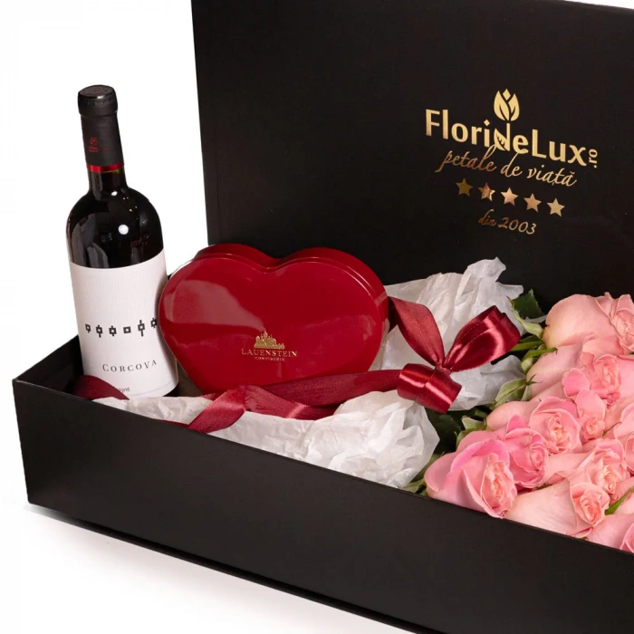 Detaliu de aproape cu florile din Cutie cu flori Supreme love, varianta Standard, compus/a din 21 trandafiri roz