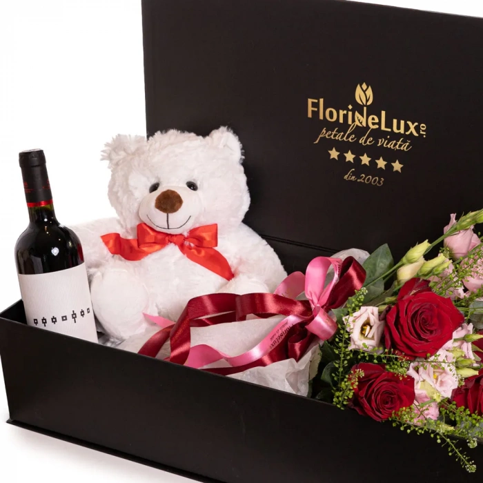 Detaliu de aproape cu florile din Cutie cadou Supreme Gift, varianta Standard, compusa din 7 trandafiri rosii, 4 flori de eustoma roz, lepidium si 2 crengute de eucalipt