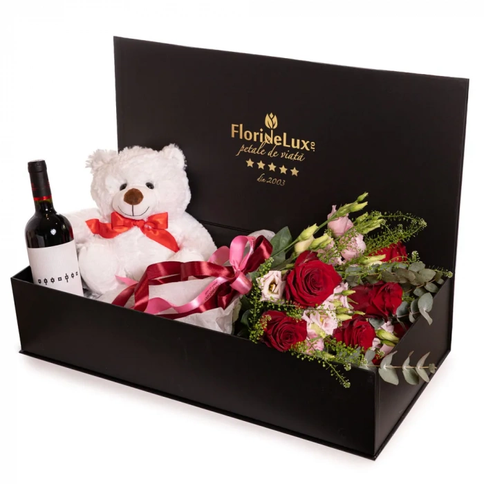 Vedere de ansamblu a produsului Cutie cadou Supreme Gift, varianta Standard, compusa din 7 trandafiri rosii, 4 flori de eustoma roz, lepidium si 2 crengute de eucalipt