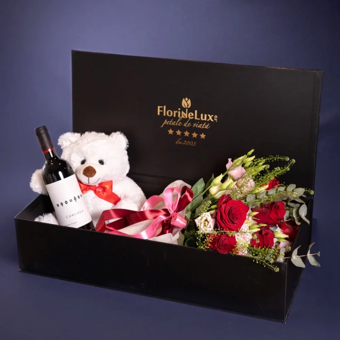 Perspectiva cu florile din Cutie cadou Supreme Gift, varianta Standard, compusa din 7 trandafiri rosii, 4 flori de eustoma roz, lepidium si 2 crengute de eucalipt