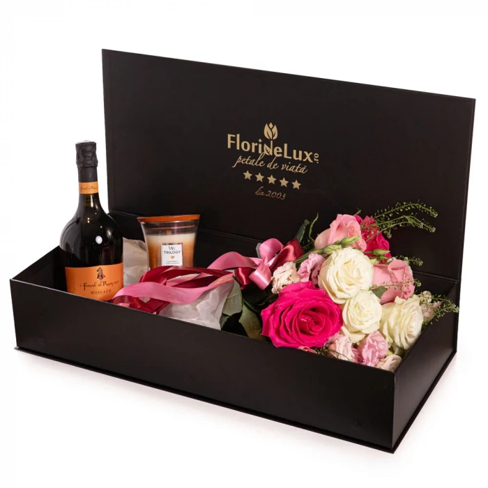 Vedere de ansamblu a produsului Cutie cu flori si cadouri „Special Day”, varianta Standard, compusa din 2 fire de lepidium, 3 trandafiri Pink Floyd, 4 trandafiri albi, 4 trandafiri roz, 3 fire de eustoma roz