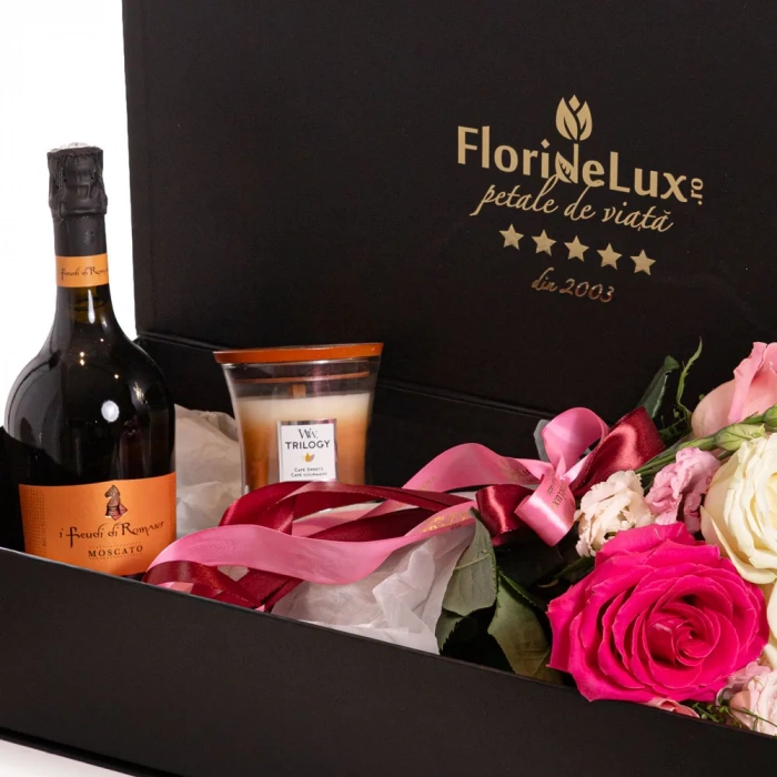 Detaliu de aproape cu florile din Cutie cu flori si cadouri „Special Day”, varianta Standard, compusa din 2 fire de lepidium, 3 trandafiri Pink Floyd, 4 trandafiri albi, 4 trandafiri roz, 3 fire de eustoma roz