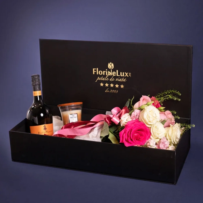 Perspectiva cu florile din Cutie cu flori si cadouri „Special Day”, varianta Standard, compusa din 2 fire de lepidium, 3 trandafiri Pink Floyd, 4 trandafiri albi, 4 trandafiri roz, 3 fire de eustoma roz
